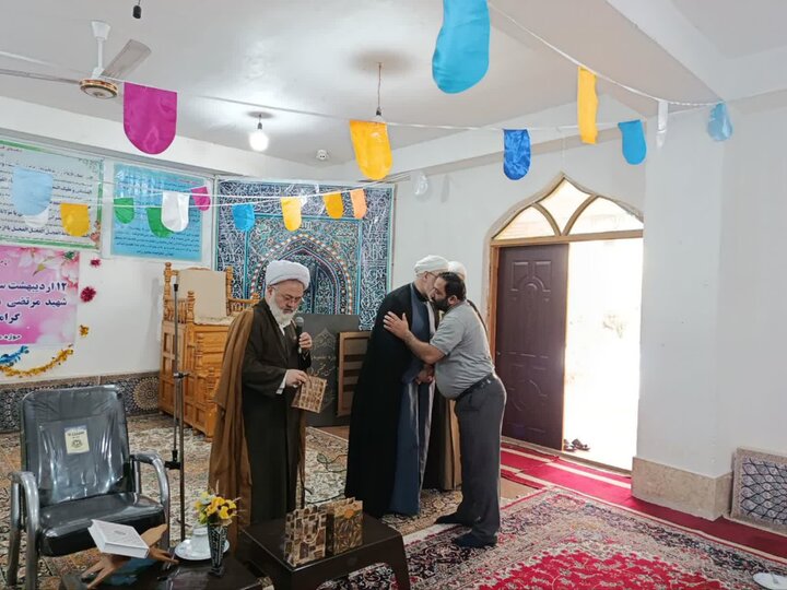 تصاویر/ تجلیل از اساتید و کارکنان مدرسه علمیه امام حسن مجتبی (ع)
