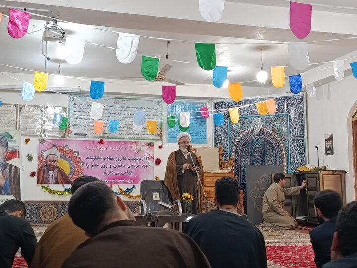 تصاویر/ تجلیل از اساتید و کارکنان مدرسه علمیه امام حسن مجتبی (ع)