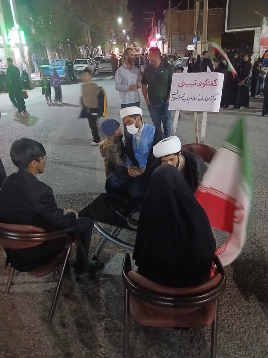 تصاویر/ طلاب بافتی پای صحبت های جوانان
