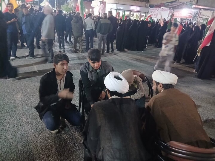 تصاویر/ طلاب بافتی پای صحبت های جوانان