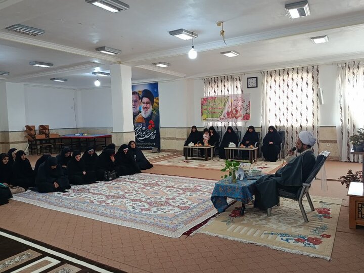 تصاویر/ مراسم تجلیل از اساتید مدرسه علمیه خواهران اهرم