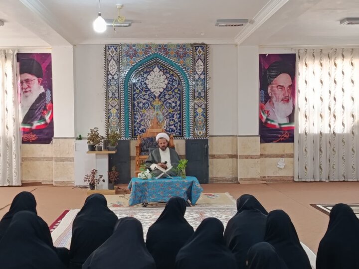تصاویر/ مراسم تجلیل از اساتید مدرسه علمیه خواهران اهرم