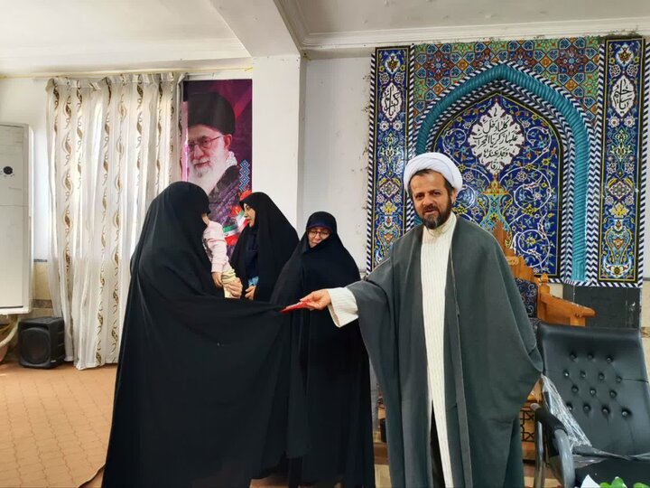 تصاویر/ مراسم تجلیل از اساتید مدرسه علمیه خواهران اهرم