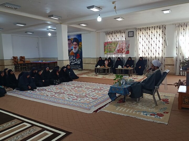 تصاویر/ مراسم تجلیل از اساتید مدرسه علمیه خواهران اهرم