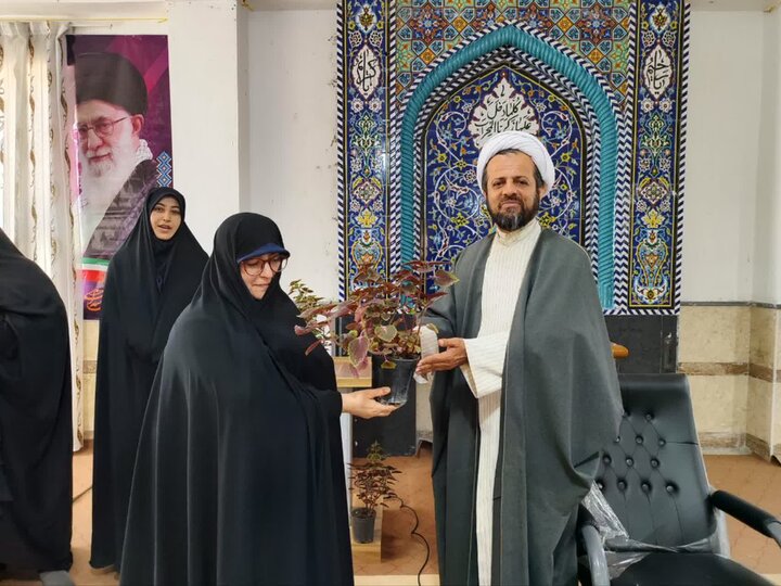 تصاویر/ مراسم تجلیل از اساتید مدرسه علمیه خواهران اهرم
