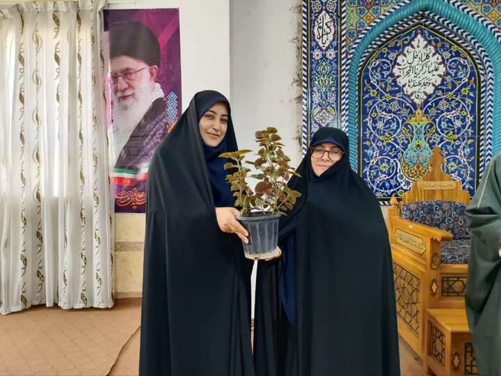 تصاویر/ مراسم تجلیل از اساتید مدرسه علمیه خواهران اهرم