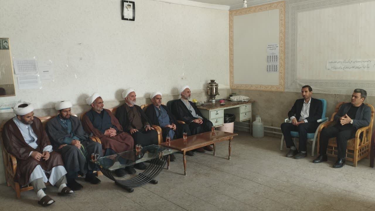 تصاویر/ دیدار روحانیون شهرستان شوط با مدیران مدارس به مناسبت هفته معلم