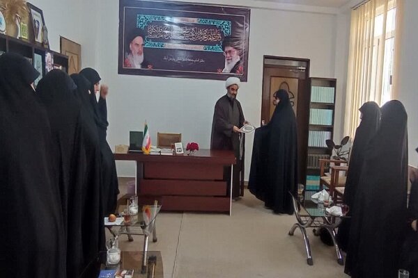 دیدار کادر و اساتید مدرسه علمیه ثامنالحجج(ع) پارسآباد با امام جمعه شهرستان+عکس