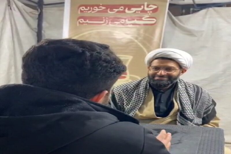 «طَبیبٌ دَوَّارٌ بِطِبِّه»؛ جهاد تبیین طلاب حوزوی در میانه‌ی تجمعات شبانه کرمانشاه+تصاویر