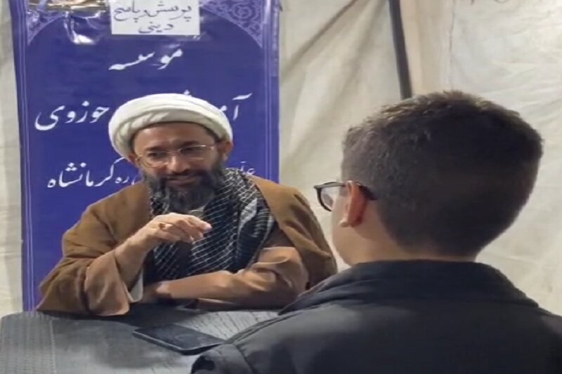 «طَبیبٌ دَوَّارٌ بِطِبِّه»؛ جهاد تبیین طلاب حوزوی در میانه‌ی تجمعات شبانه کرمانشاه+تصاویر