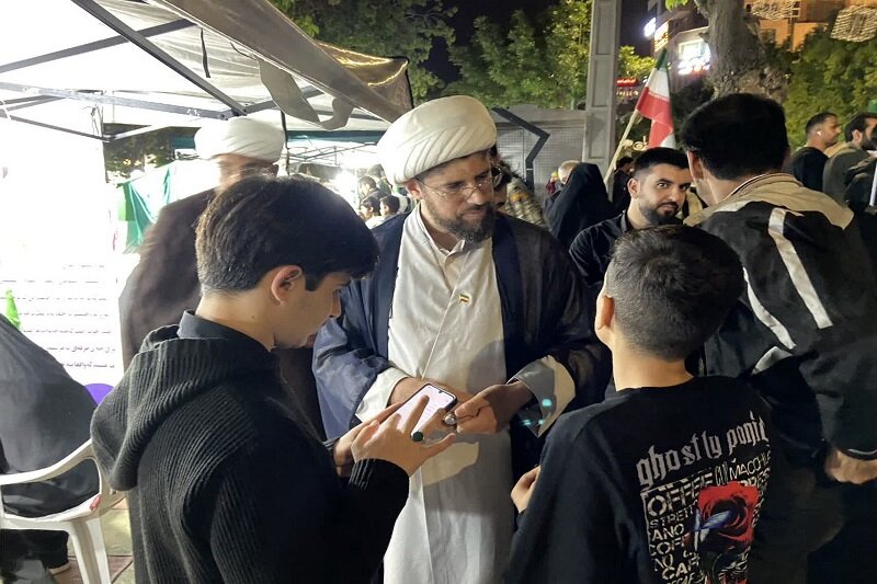 «طَبیبٌ دَوَّارٌ بِطِبِّه»؛ جهاد تبیین طلاب حوزوی در میانه‌ی تجمعات شبانه کرمانشاه+تصاویر