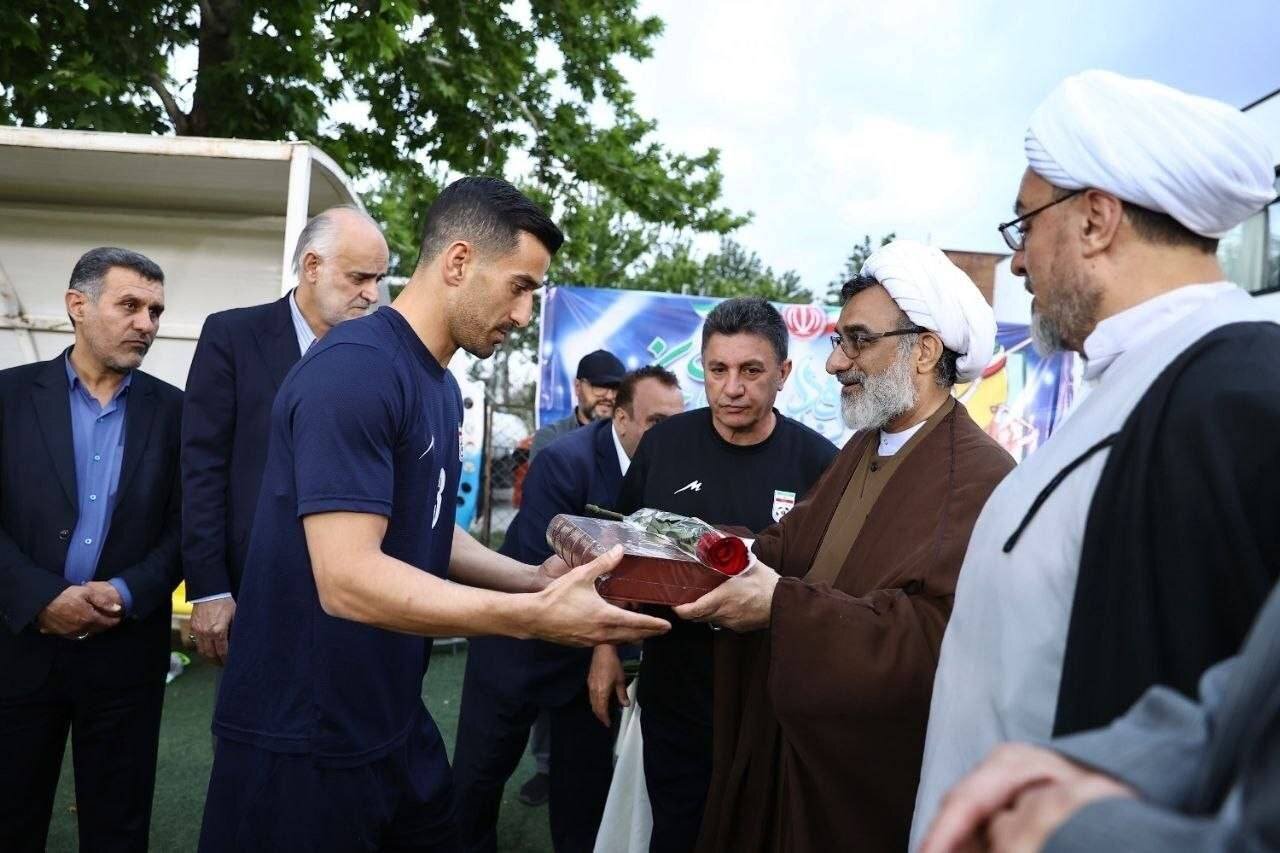 بازیکنان تیم ملی فوتبال امام رضایی هستند
