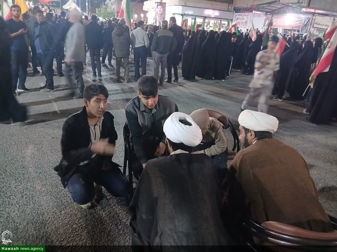 تصاویر/ طلاب بافتی پای صحبت های جوانان