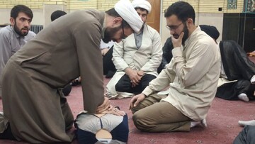 تصاویر / دوره آموزشی کمک‌های اولیه در مدرسه علمیه آیت الله آخوند(ره)