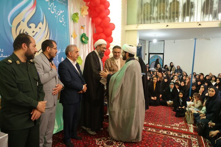 تصاویر /  آیین تقدیر از معلمان ناحیه یک همدان با حضور نماینده ولی فقیه در استان