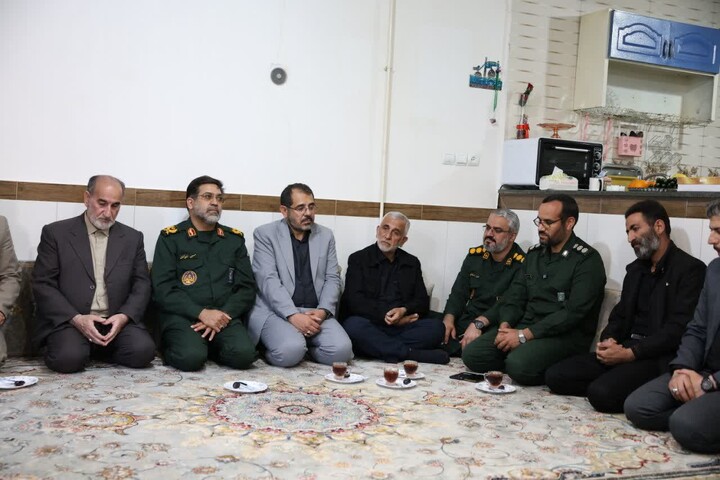 تصاویر / دیدار فرمانده سپاه استان همدان با خانواده شهید دانش آموز مهدی شرکایی
