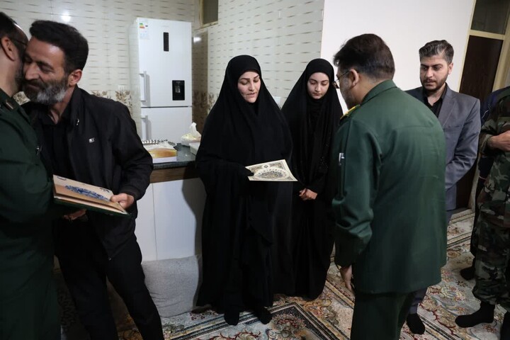 تصاویر / دیدار فرمانده سپاه استان همدان با خانواده شهید دانش آموز مهدی شرکایی