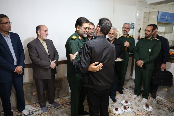 تصاویر / دیدار فرمانده سپاه استان همدان با خانواده شهید دانش آموز مهدی شرکایی