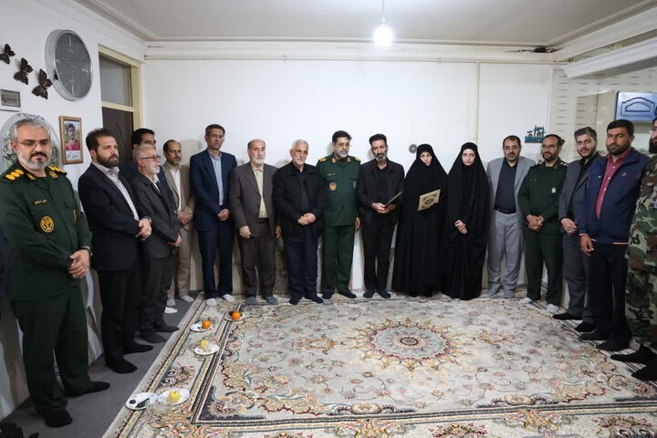 تصاویر / دیدار فرمانده سپاه استان همدان با خانواده شهید دانش آموز مهدی شرکایی
