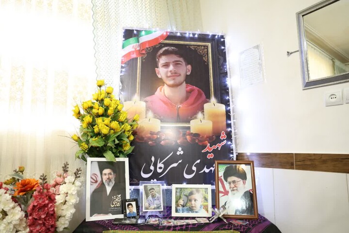 تصاویر / دیدار فرمانده سپاه استان همدان با خانواده شهید دانش آموز مهدی شرکایی