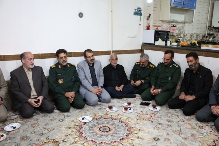 تصاویر / دیدار فرمانده سپاه استان همدان با خانواده شهید دانش آموز مهدی شرکایی