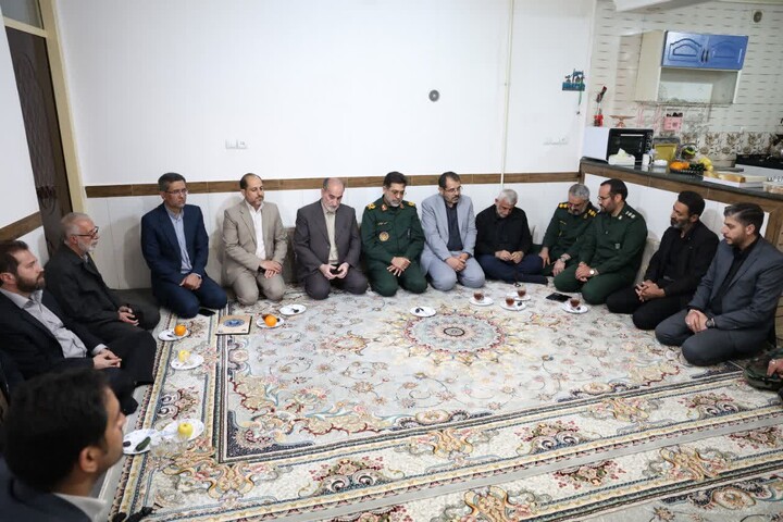 تصاویر / دیدار فرمانده سپاه استان همدان با خانواده شهید دانش آموز مهدی شرکایی