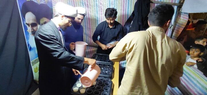 تصاویر/  استمرار فعالیت موکب رهبر شهید مدرسه علمیه امام محمدباقر(علیه‌السلام) شهرستان شاهین‌دژ