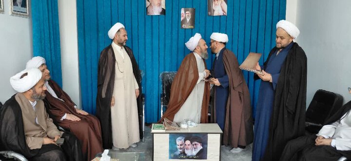 تصاویر/  مراسم تجلیل از اساتید مدرسه علمیه امام محمدباقر (علیه السلام)