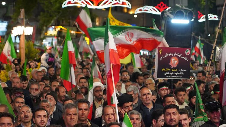 تصاویر/  تجمعات مردمی در خوی در شصت و ششمین شب متوالی در حمایت از نیروهای مسلح و مطالبه خون رهبر شهید انقلاب