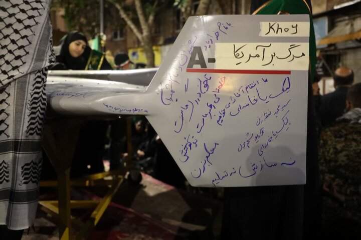 تصاویر/  تجمعات مردمی در خوی در شصت و ششمین شب متوالی در حمایت از نیروهای مسلح و مطالبه خون رهبر شهید انقلاب