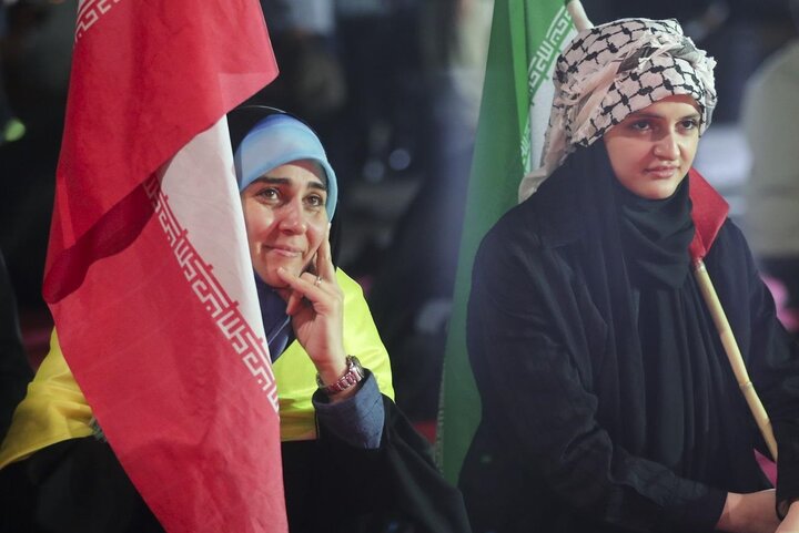 تصاویر/ اجتماع شبانه مقابل درب اصلی دانشگاه تهران