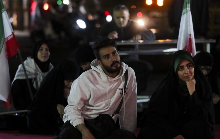 تصاویر/ اجتماع شبانه مقابل درب اصلی دانشگاه تهران