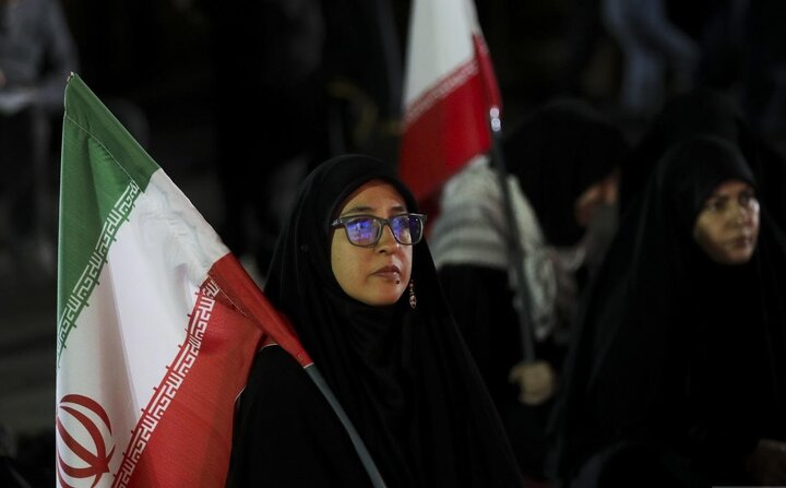 تصاویر/ اجتماع شبانه مقابل درب اصلی دانشگاه تهران