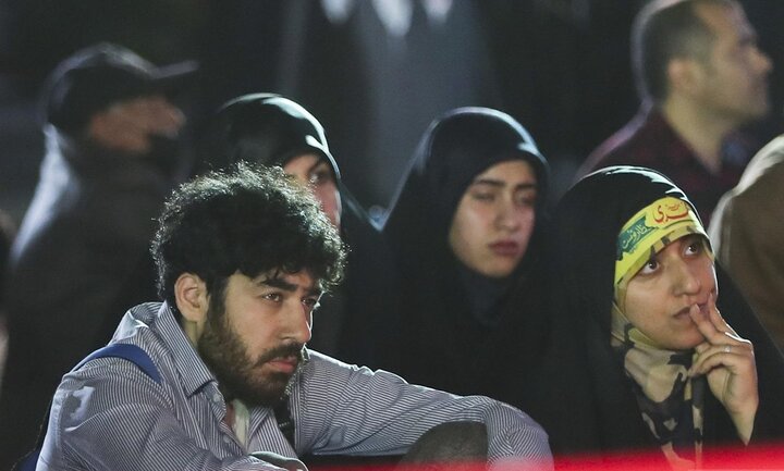 تصاویر/ اجتماع شبانه مقابل درب اصلی دانشگاه تهران