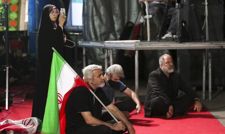تصاویر/ اجتماع شبانه مقابل درب اصلی دانشگاه تهران