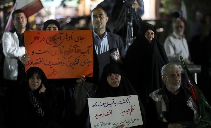 تصاویر/ اجتماع شبانه مقابل درب اصلی دانشگاه تهران