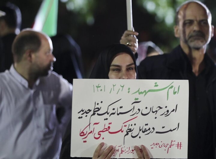 تصاویر/ اجتماع شبانه مقابل درب اصلی دانشگاه تهران