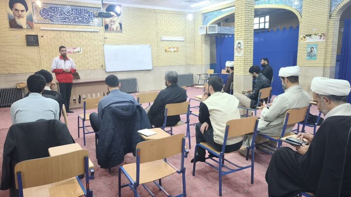تصاویر / دوره آموزشی کمک‌های اولیه در مدرسه علمیه آیت الله آخوند(ره)