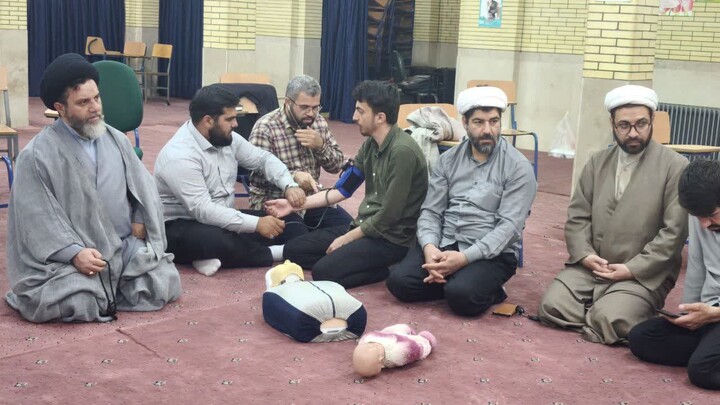 تصاویر / دوره آموزشی کمک‌های اولیه در مدرسه علمیه آیت الله آخوند(ره)