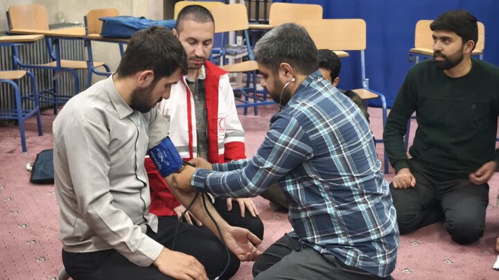 تصاویر / دوره آموزشی کمک‌های اولیه در مدرسه علمیه آیت الله آخوند(ره)