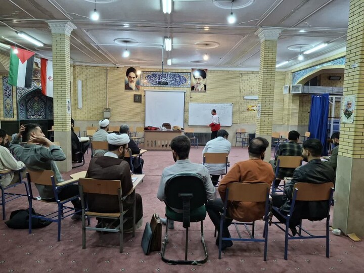 تصاویر / دوره آموزشی کمک‌های اولیه در مدرسه علمیه آیت الله آخوند(ره)