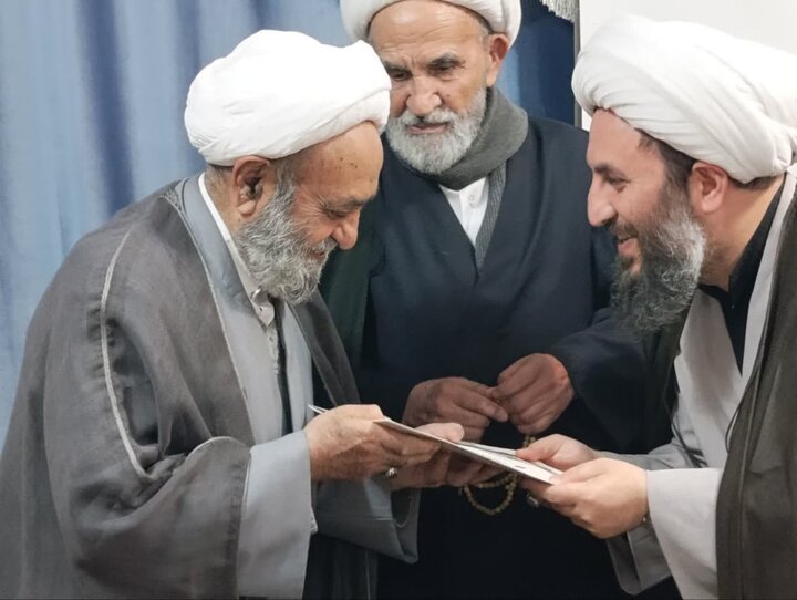 تصاویر/ مراسم تجلیل از اساتید حوزه علمیه در خوی