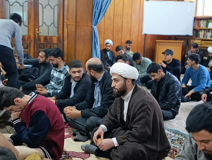 تصاویر/ مراسم تجلیل از اساتید حوزه علمیه در خوی