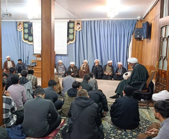 تصاویر/ مراسم تجلیل از اساتید حوزه علمیه در خوی