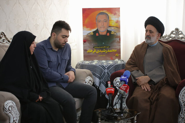 تصاویر/ دیدار نماینده ولی‌فقیه در بنیاد شهید با 4 خانواده شهید جنگ رمضان