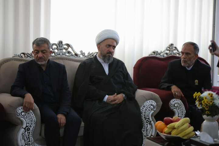 تصاویر/ دیدار نماینده ولی‌فقیه در بنیاد شهید با 4 خانواده شهید جنگ رمضان
