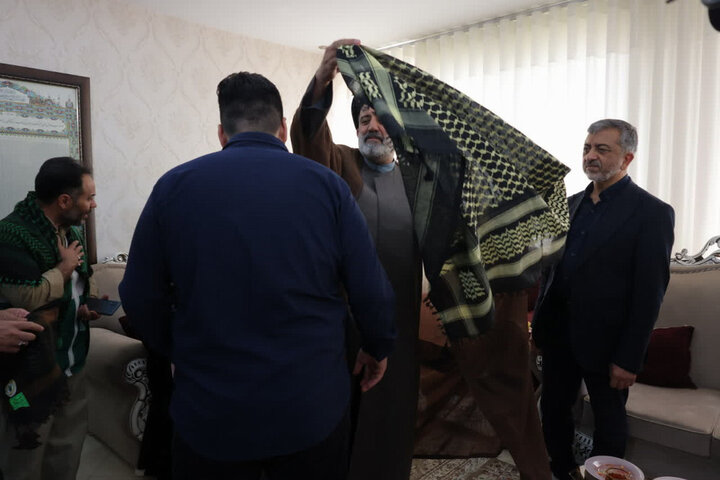 تصاویر/ دیدار نماینده ولی‌فقیه در بنیاد شهید با 4 خانواده شهید جنگ رمضان