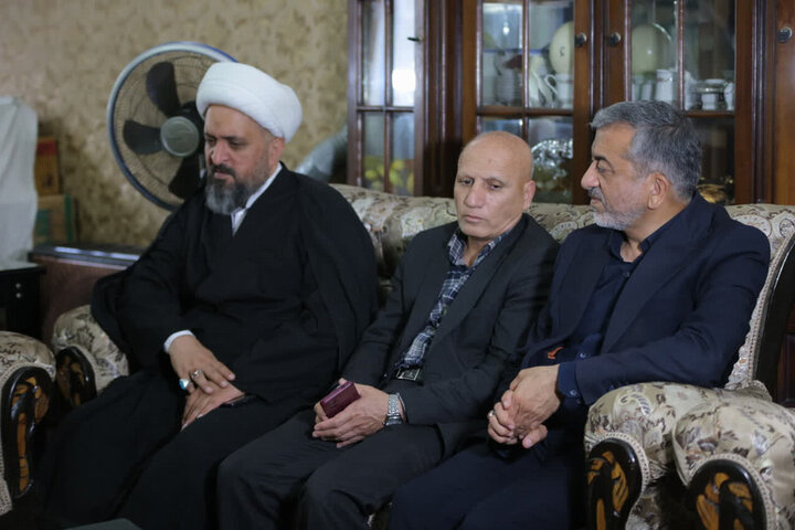 تصاویر/ دیدار نماینده ولی‌فقیه در بنیاد شهید با 4 خانواده شهید جنگ رمضان
