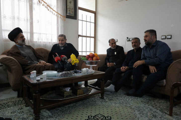 تصاویر/ دیدار نماینده ولی‌فقیه در بنیاد شهید با 4 خانواده شهید جنگ رمضان
