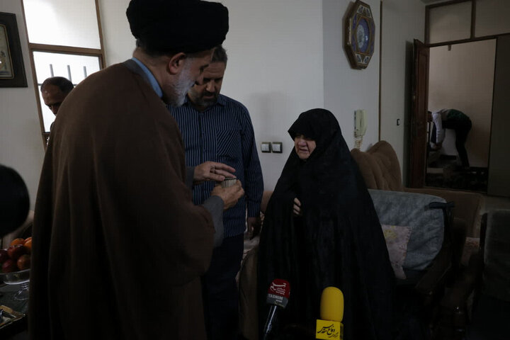 تصاویر/ دیدار نماینده ولی‌فقیه در بنیاد شهید با 4 خانواده شهید جنگ رمضان